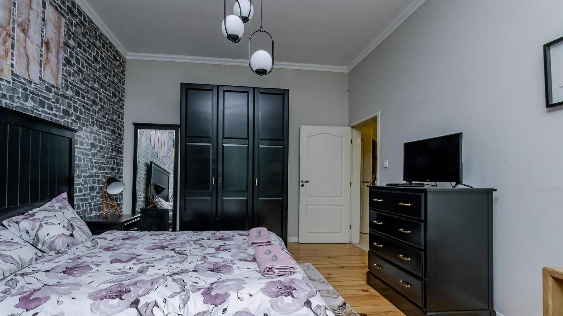 5 Seconds Away From The Main Street, Free Secured Parking Apartment Sofia